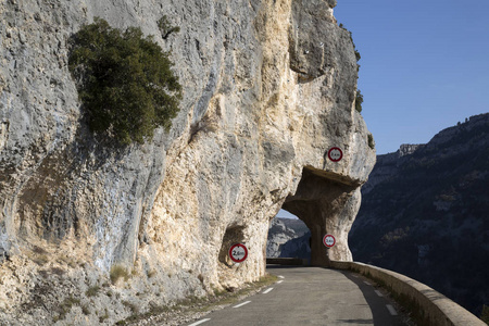 打开道路和隧道三峡 de la Nesque 峡谷传递，Provenc