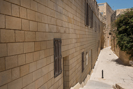 狭窄的中世纪街道用石头房子在湧，马耳他