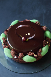 当代的巧克力 樱桃和阿月浑子分层慕斯蛋糕