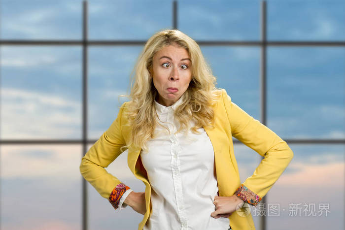 美丽的年轻女子使惊讶做鬼脸