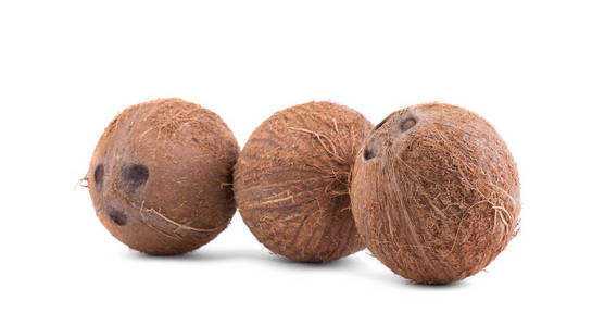 三全 新鲜和棕色的椰子，孤立在白色背景上的特写照片。美丽的成熟和多汁异国情调的坚果。夏威夷椰子