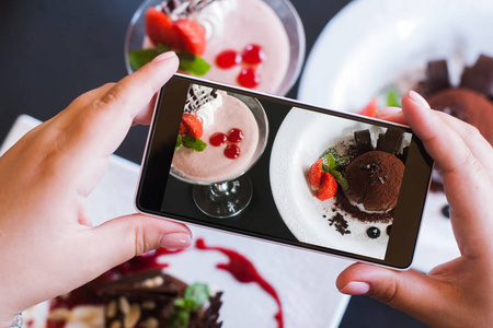 通过智能手机的甜点的食物摄影图片