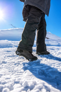 冬天的雪，徒步旅行，在白雪皑皑的路径上行走的女人