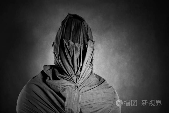 幽灵般的身影在黑暗中