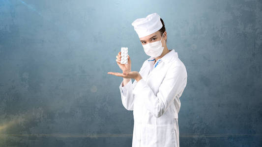 美丽的医学女医生穿制服。画室画背景。有利可图的保健的概念