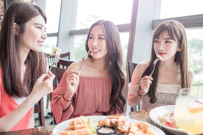 在餐馆吃饭的女人