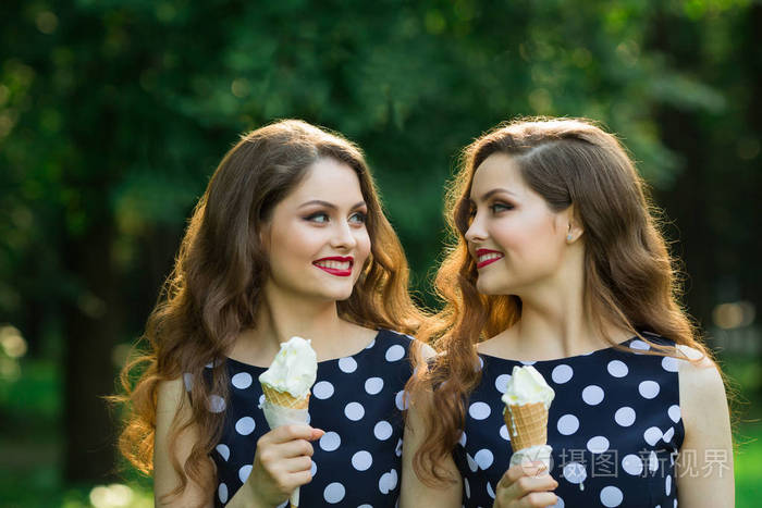 两个女朋友的妹妹双胞胎