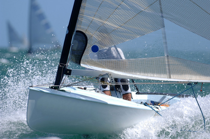 水手在海上滑行