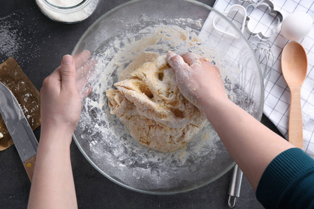 女人做黄油饼干面团