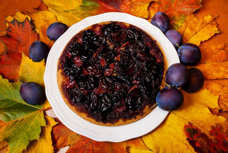自制梅花蛋糕和秋天的落叶图片