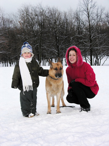 带着狗的家人。 冬天