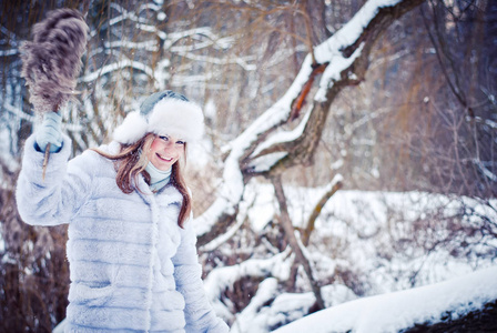 美丽的女孩在一个下雪的冬天公园