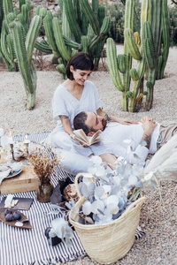 浪漫的约会的情侣躺在野餐毯子上