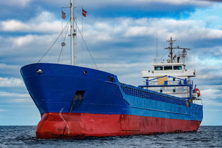 蓝色货运船图片-蓝色货运船素材-蓝色货运船插画-摄图新视界
