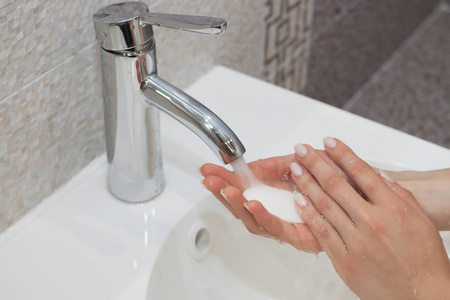 勤洗手用肥皂流水下