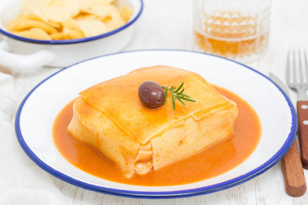 在菜上地位葡萄牙菜 francesinha