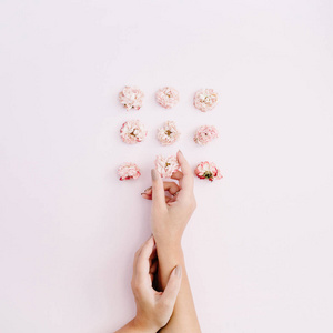 女孩的手抱着粉红色干玫瑰花蕾