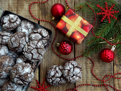 框圣诞饼干巧克力含裂纹。装饰着节日装饰。来临的蛋糕。新年和圣诞节的卡。选择性的焦点。复制空间