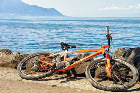 在日内瓦湖蒙特勒里维埃拉路堤的自行车