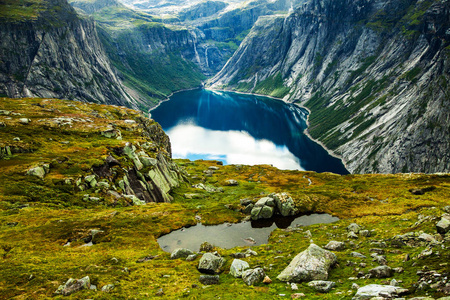 在挪威的五彩山场面。挪威，斯堪的那维亚的亮丽的风景线。挪威山风景