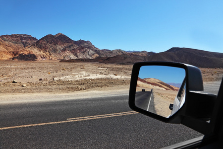 道路反射在汽车的镜子里