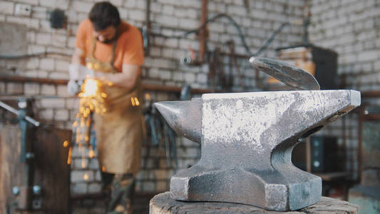 铁匠工作关于铁砧的圆锯片