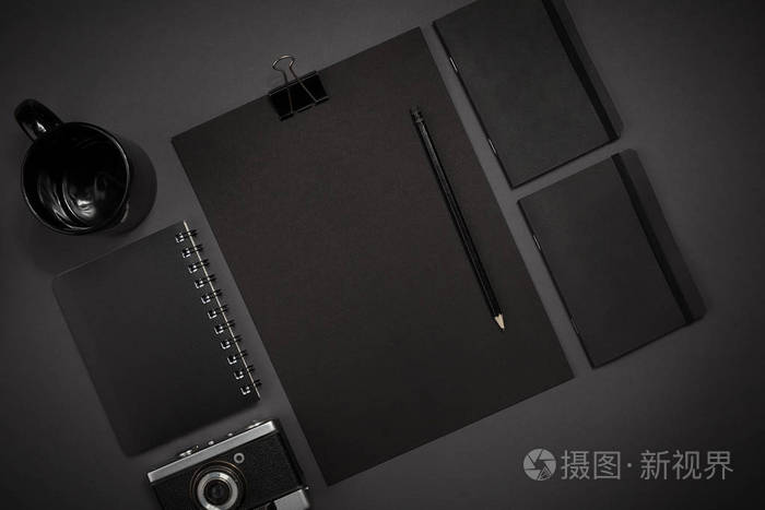 从办公室在黑暗的灰色背景上的黑色物体.工作