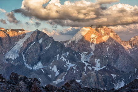 景观的风扇山区被雪覆盖的山峰与塔吉克斯坦