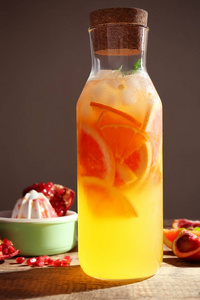滗水器的新鲜柑橘鸡尾酒