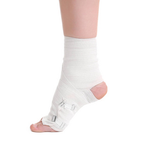 缠着绷带的年轻女人的腿照片