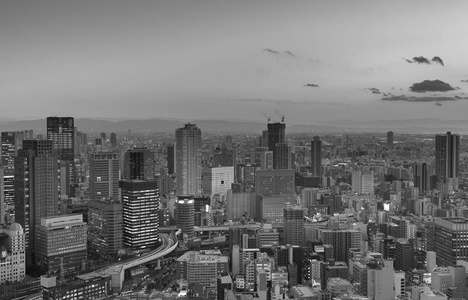 大阪市中央商务市中心的天际线，城市景观的背景下日本