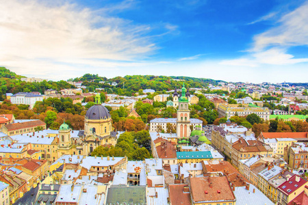 美丽的景色，多米尼加大教堂 升天教堂和历史中心的利沃夫，乌克兰，在阳光明媚的一天