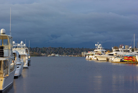 联合湖全景与游艇和小船在西雅图，美国