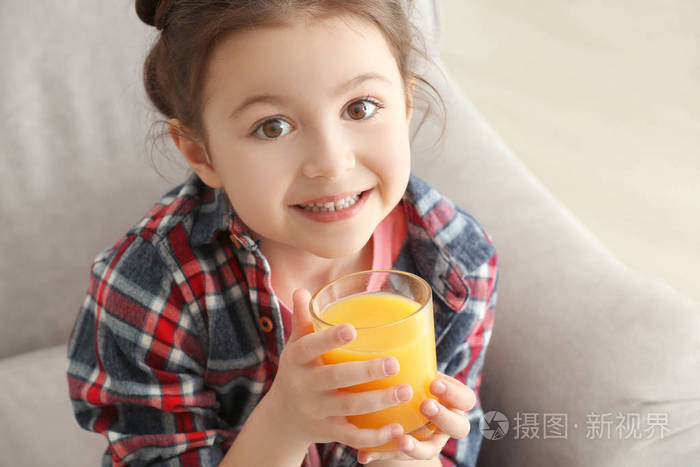 可爱的小女孩喝果汁