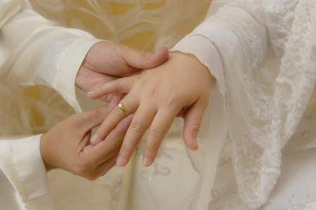 勒芒手把新娘手指上的结婚戒指