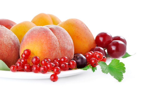 水果和浆果在白色背景板上