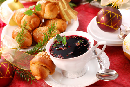 红色的罗宋汤和酵母糕点的圣诞节