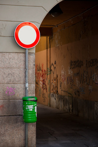 交通禁令标志与绿色垃圾桶在米兰