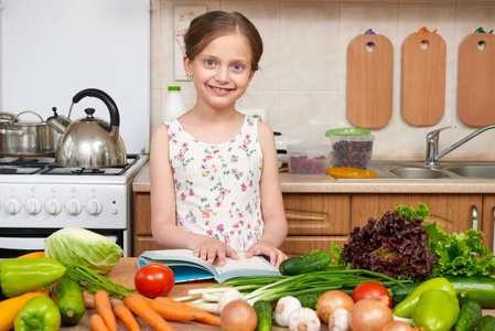 水果和蔬菜在家用厨房室内儿童女孩