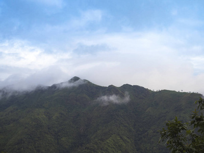 雾和云上方山