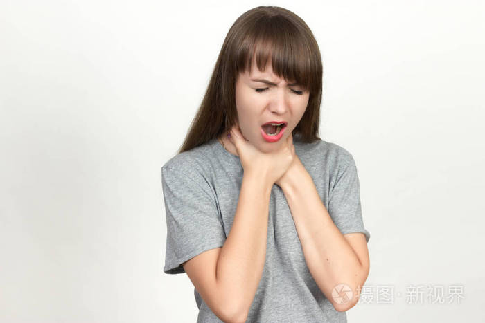 喉咙痛的年轻女子