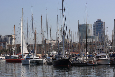 许多游艇在巴塞罗那港口
