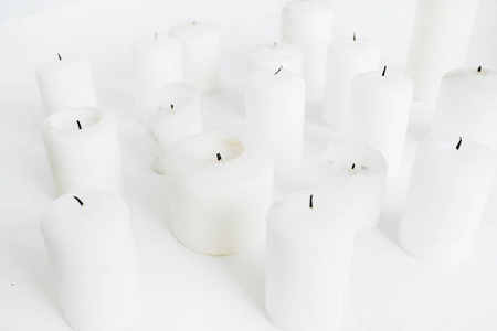 蜡烛在白色背景上设置