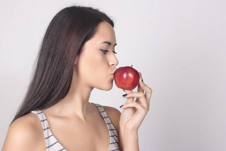 年轻的白种女人控股苹果