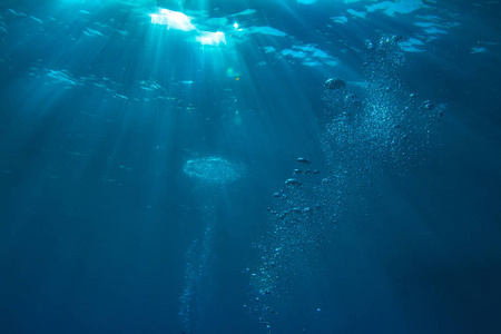 深蓝色的水图片