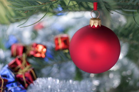 红色玻璃球和圣诞节的长青树