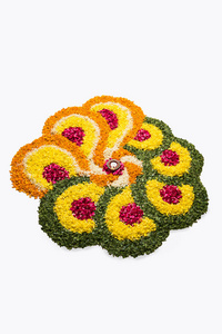 花 rangoli 排灯节或驯牛或劳动部在排灯节 diya 在中间 选择性焦点带有白色背景用万寿菊或 zendu 的花，红色的