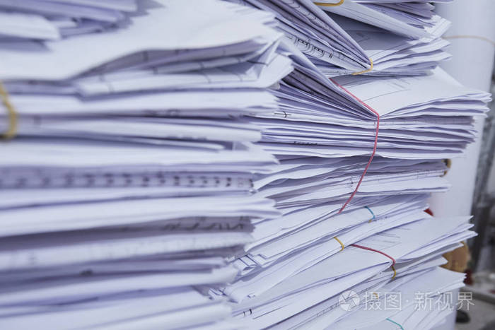 成堆的纸质档案