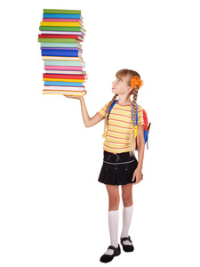 女学生背着背包拿着一堆书。