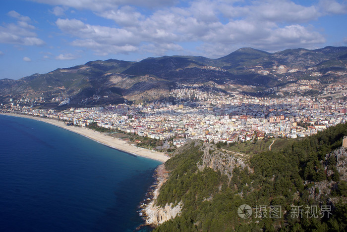 海 山 沙滩在阿拉尼亚